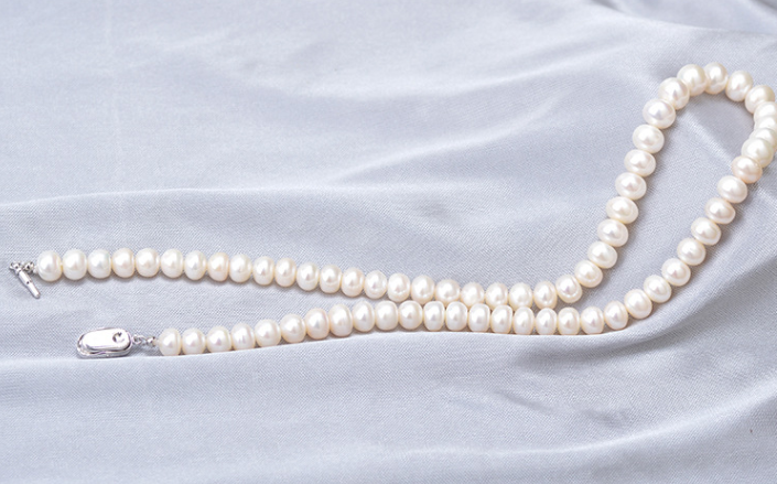 Classic Beauty: Natural Freshwater Pearl Necklace.